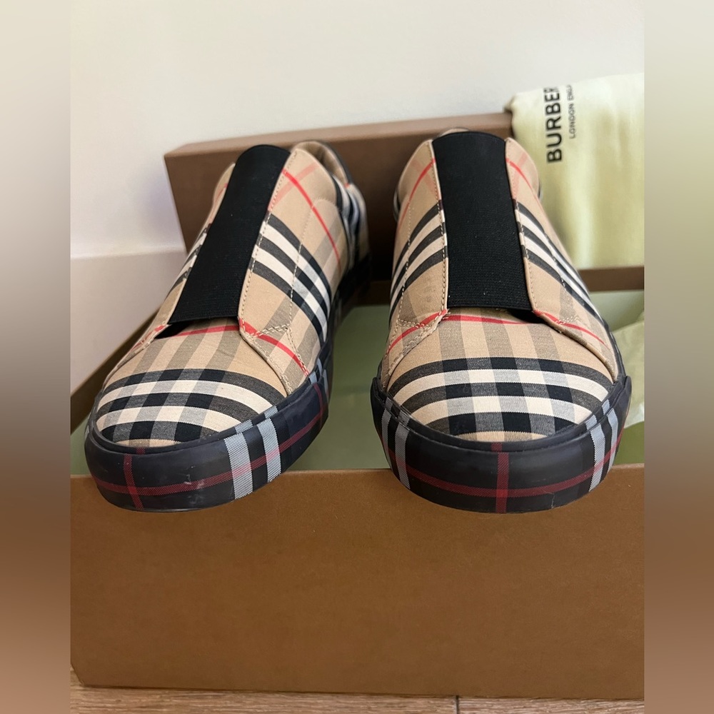 Used ones with box and shoe bag, model w/no laces and classic burberry Sizes:41 - Picture 7 of 7